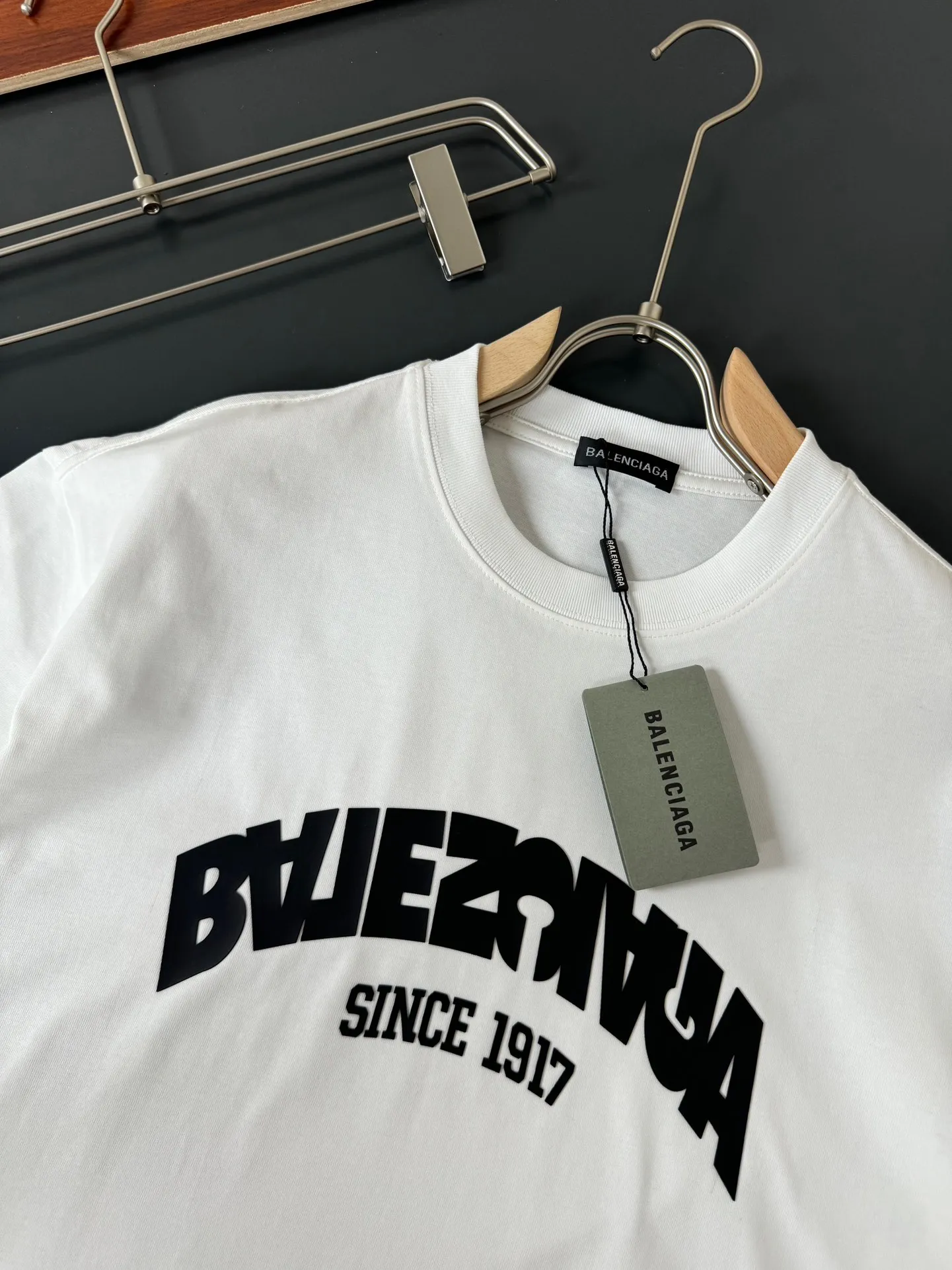 Balenciaga Balenciaga's latest spring and summer New Arrival round neck fashionable short-sleeved T-shirt, heavyweight pure cotton double yarn pure cotton fabric! Comfortable against the skin, durable and easy to wear, thick silicone design, original factory meticulous craftsmanship, casual Versatile must-have Sizes S M L XL XXL